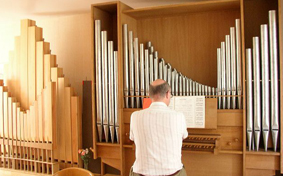 Jean-Paul HARMAND devant son orgue